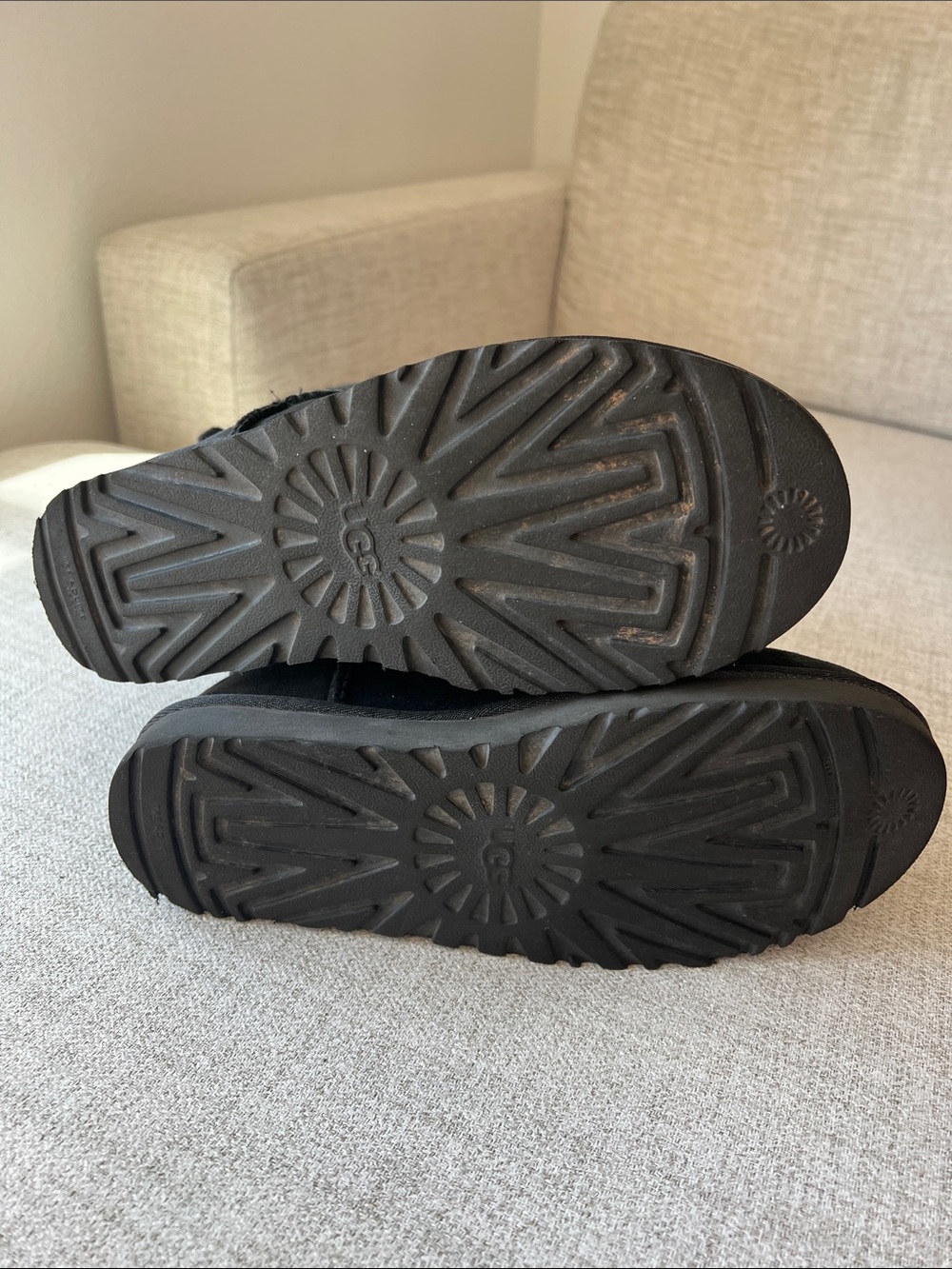 Ugg Bailey Boots in Black - Picture 6 of 6